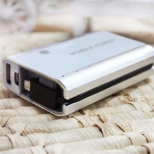 汎用充電器／モバイルバッテリ　iPhone5対応　5600mAh シルバー